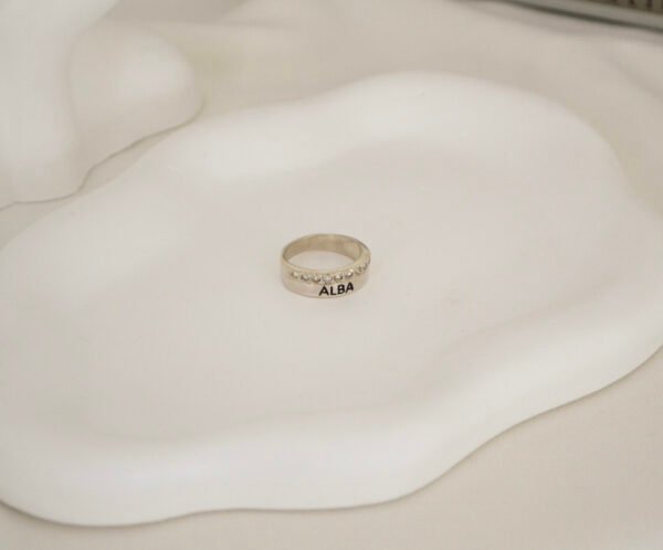 Anillo Cinta Personalizado con Detalle de Medio sin fin de Cùbics Engarzados - Imagen 3