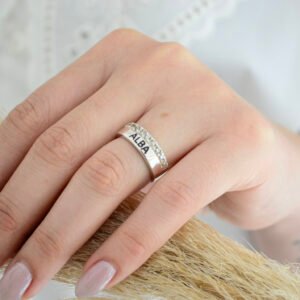 Anillo Cinta Personalizado con Detalle de Medio sin fin de Cùbics Engarzados