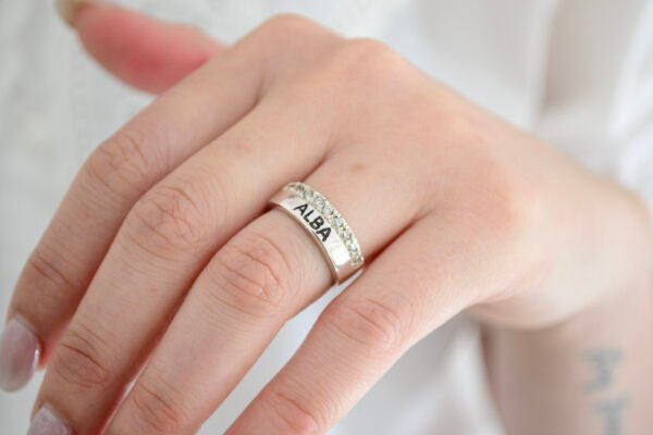 Anillo Cinta Personalizado con Detalle de Medio sin fin de Cùbics Engarzados - Imagen 2