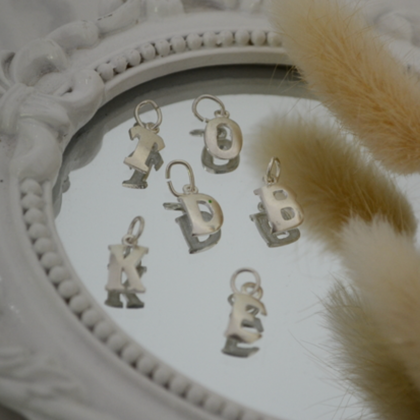 Dije Inicial Bombé Pequeña