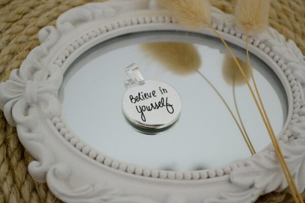 Dije Redondo con Grabado "BELIEVE IN YOURSELF"