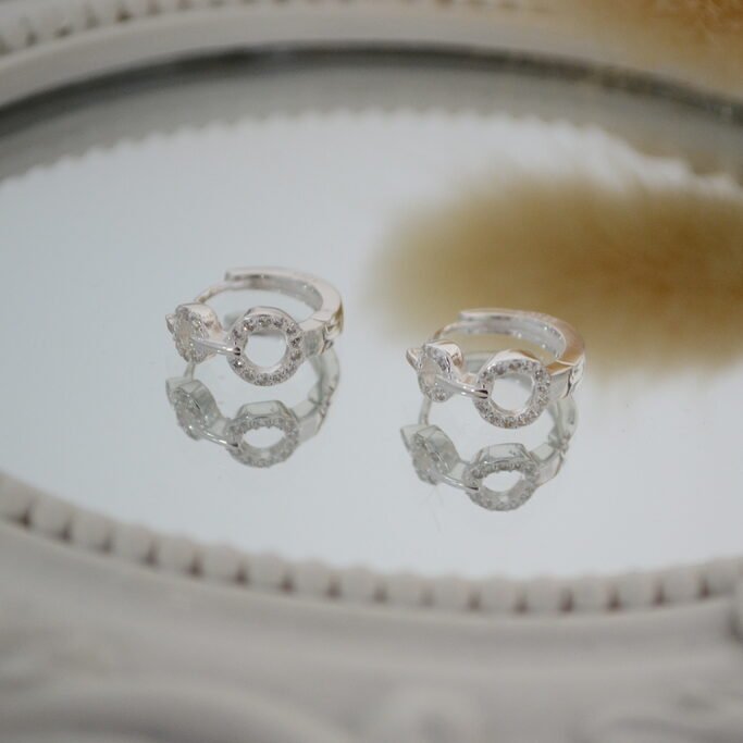 Aros KARMA: Huggies con Micro Cúbics Engarzados