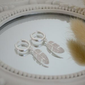 Aros SERAPHINE Huggies con Dije Pluma y Microcúbic Engarzados