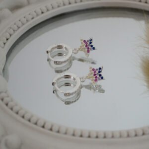 Aros STELLA: Huggies con Cúbics en el Frente y Dije Estrella con Microcúbic Multicolor