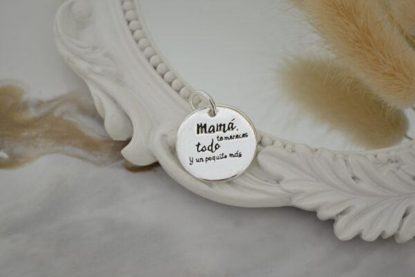 Dije Grabado "MAMÁ TE MERECES TODO Y UN POQUITO MÁS" Acero Ionizado Línea Importada