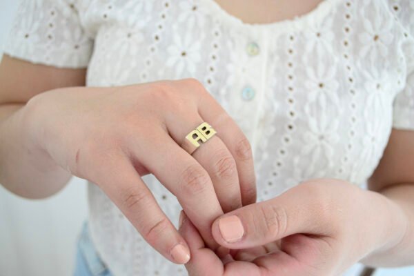 Anillo Sello Doble Inicial Calado de Plata con Dublé de Oro
