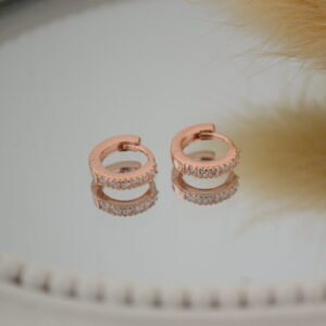 Aros CLAIRE: Mini Huggies 9mm con Línea de Cúbics Engarzados / Baño en Oro Rosé Gold