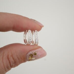 Aros SUSAN: Huggies 1.3cm con Línea de Cúbics Cristal Engarzados