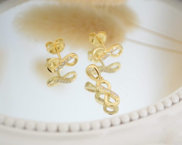 Conjunto ETERNITY DORÉ: Aros Pasantes y Dije Infinito con Línea de Micro Cúbics Engarzados