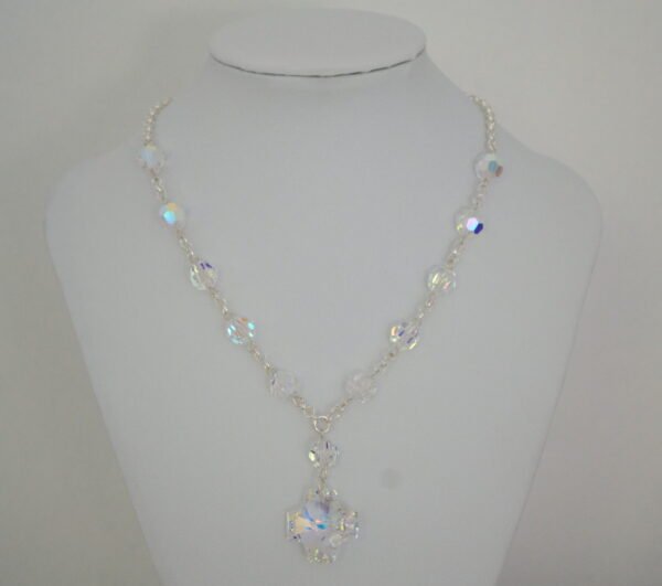 Denario Swarovski® Elements Aurora Boreal con Cristal Bicónico 8mm, Cruz del Equilibrio y Cadena Rolo de Plata