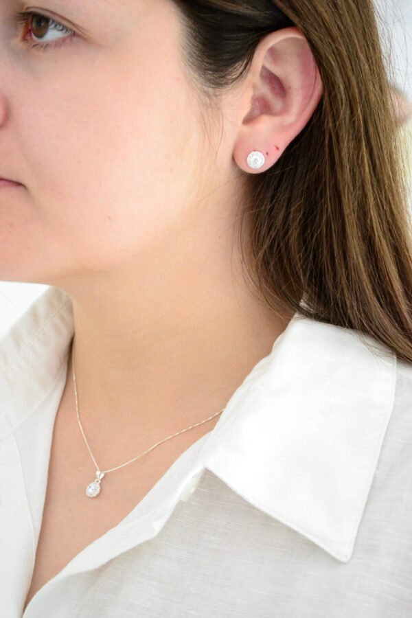 Conjunto MECHA: Aros Pasantes y Dije Redondo con Cúbic Central y Micro Cúbics Alrededor - Imagen 2