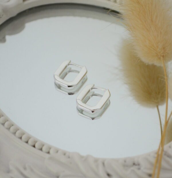 Aros ELAINE - Huggie Rectangular Plata Lisa