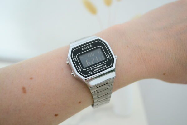 Reloj BLAQUÉ Digital con Malla Metálica Estilo Retro Unisex