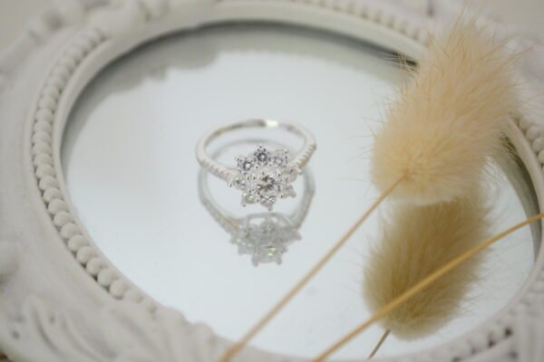 Anillo ISADORA: Maxi Roseta con Cúbic en Ambos Laterales - Imagen 2