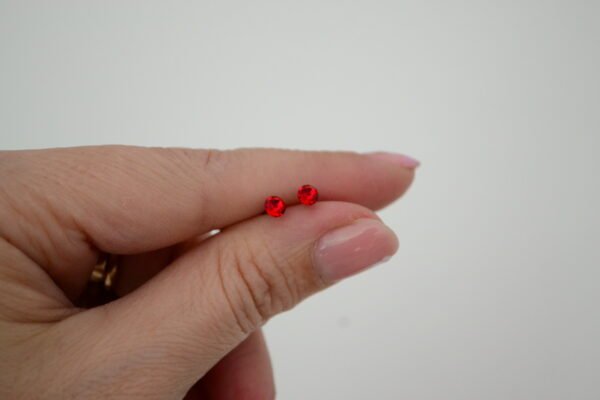 Aros Acero Pasantes Cubic 4mm Rojo