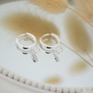 Aros GRACIANA: Huggies 12mm Lisos y Mini Dije Cúbic Corazón Encapsulado Colgando de 5mm