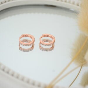 Aros OLIMPIA ROSÉ: Huggies 10mm con Microcúbics Cristal Engarzados en Frente y Detrás