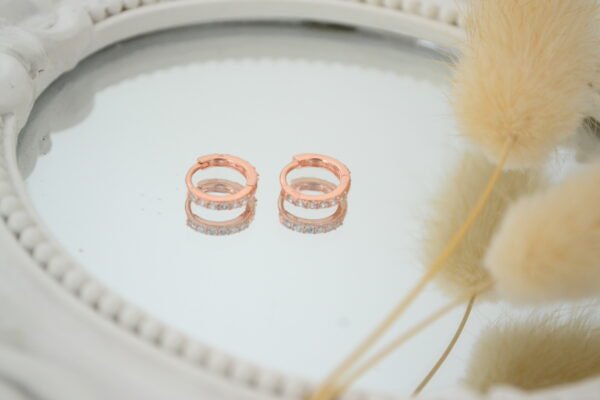 Aros OLIMPIA ROSÉ: Huggies 10mm con Microcúbics Cristal Engarzados en Frente y Detrás