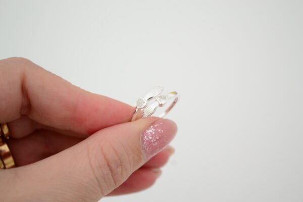 Anillo Ajustable ABRAZO: Dos Manos Enlazadas con Corazones de Cúbic Engarzados - Imagen 2