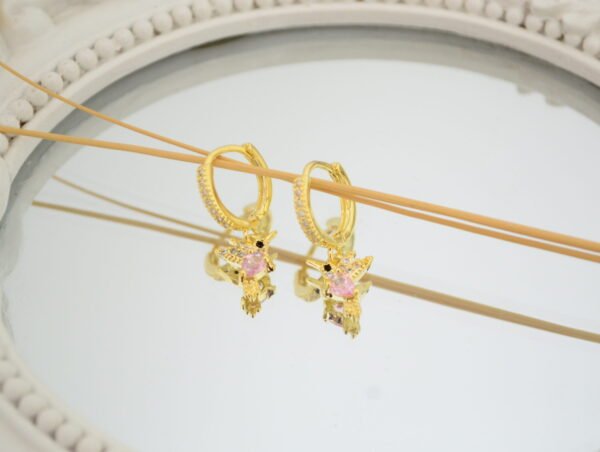 Aros Huggies Acero Doré con Línea de Cúbics Engarzados + Dije Colibrí Cubierto de Micro Cúbics Rosa  y Gota en el Centro