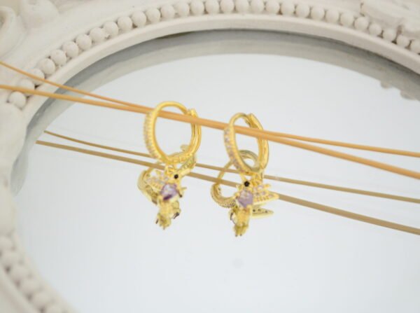 Aros Huggies Acero Doré con Línea de Cúbics Engarzados + Dije Colibrí Cubierto de Micro Cúbics Lila  y Gota en el Centro