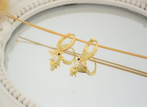 Aros Huggies Acero Doré con Línea de Cúbics Engarzados + Dije Colibrí Cubierto de Micro Cúbics Cristal y Gota en el Centro