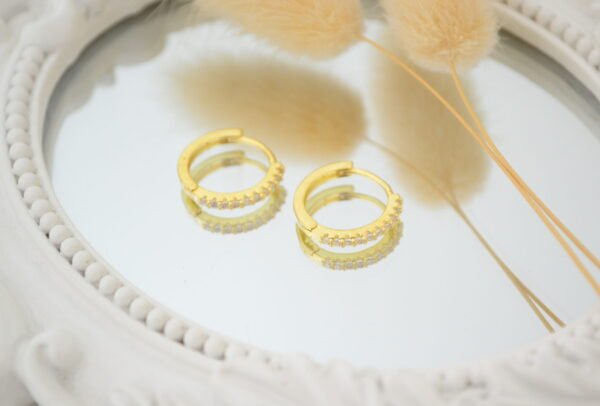 Aros Huggies Acero Doré con Línea de Cúbics Cristal 16mm
