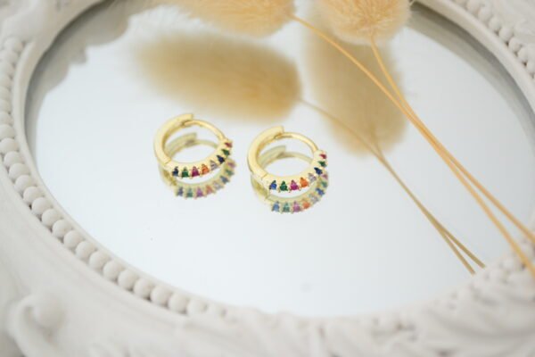 Aros Huggies Acero Doré con Línea de Cúbics Multicolor 14mm