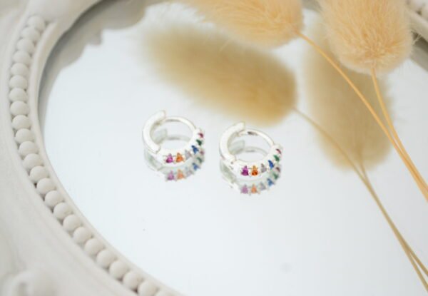 Aros Huggies Acero Blanco con Línea de Cúbics Multicolor 12mm
