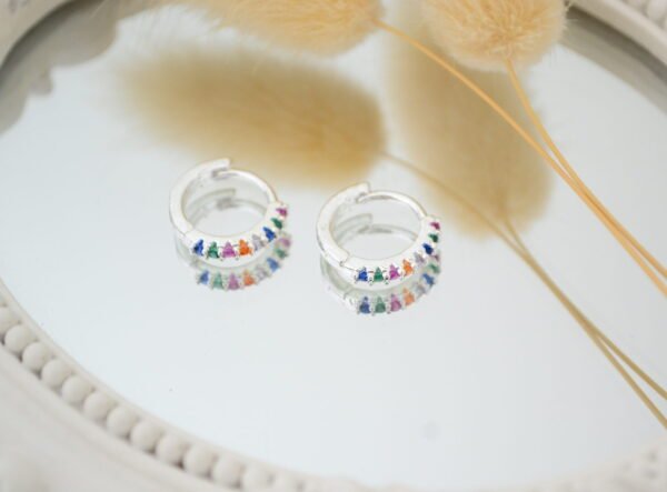 Aros Huggies con Línea de Cúbics Multicolor Engarzados 14mm