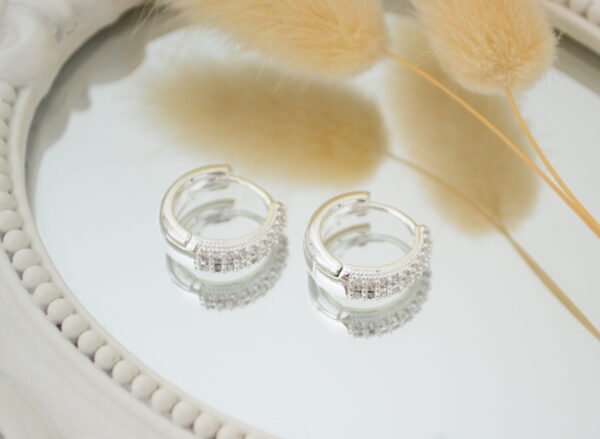 Aros Huggies con Línea de Cúbics Engarzados 14mm