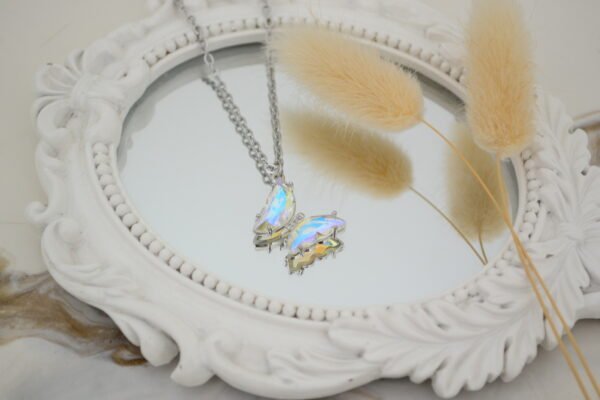 Gargantilla Espejito con Dije Mariposa de Alas Cubic Aurora Boreal en 17mm