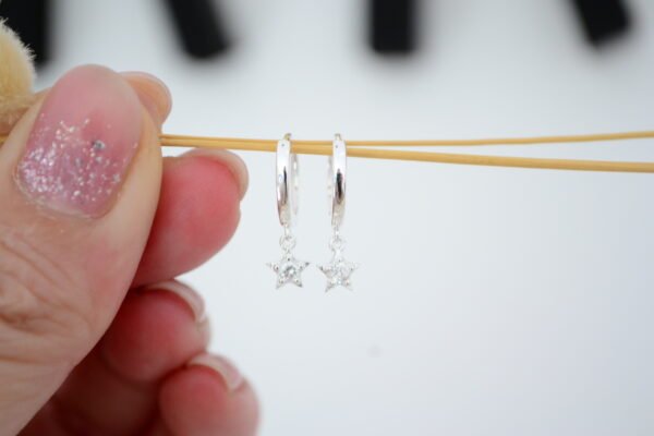 Aros LUCERO: Huggies Liso de 11mm con Dije Estrellita con Cúbic en el Centro Colgante - Imagen 2