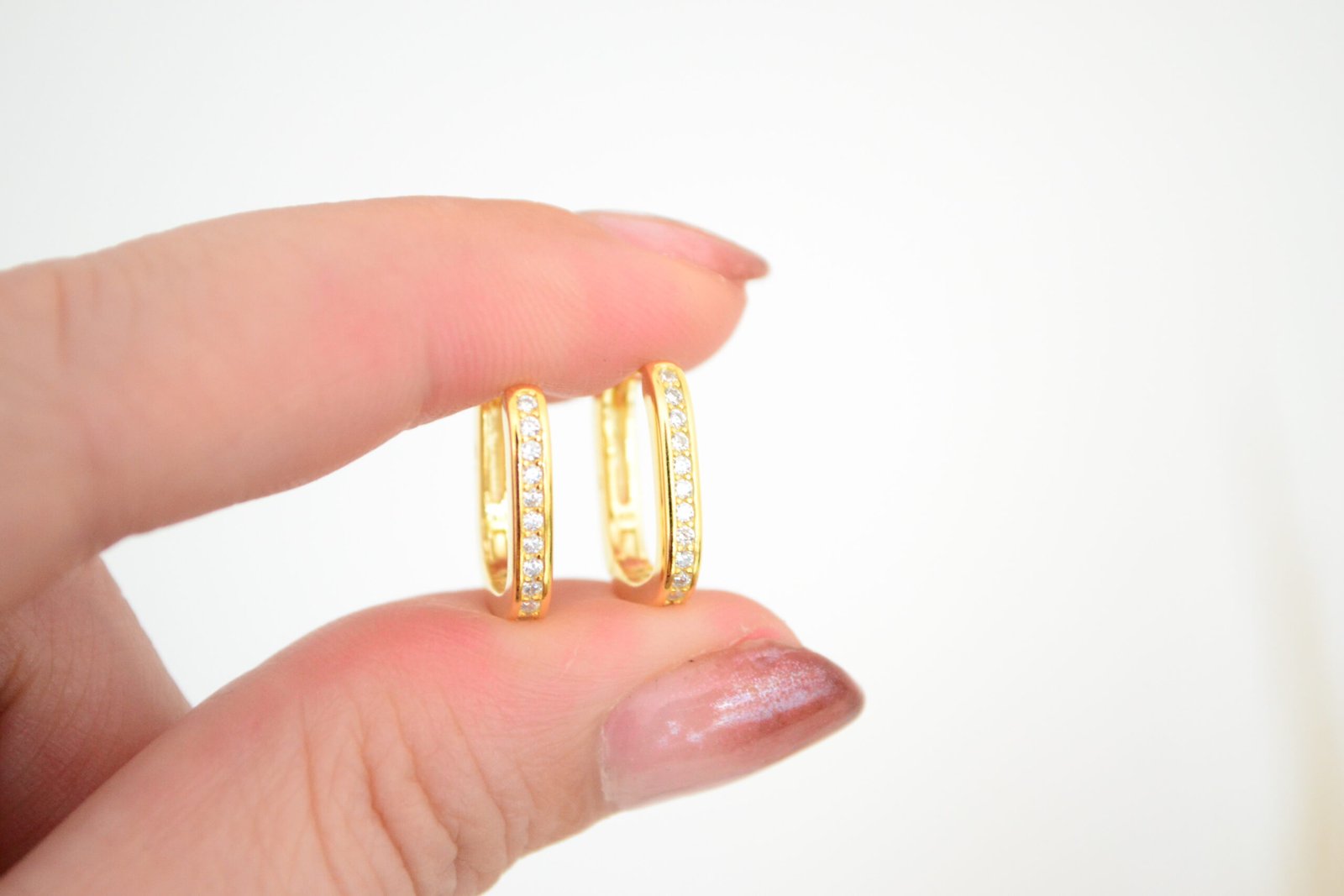 Aros JUDITH Doré: Huggies Rectangulares con Línea de Cúbics - Imagen 2