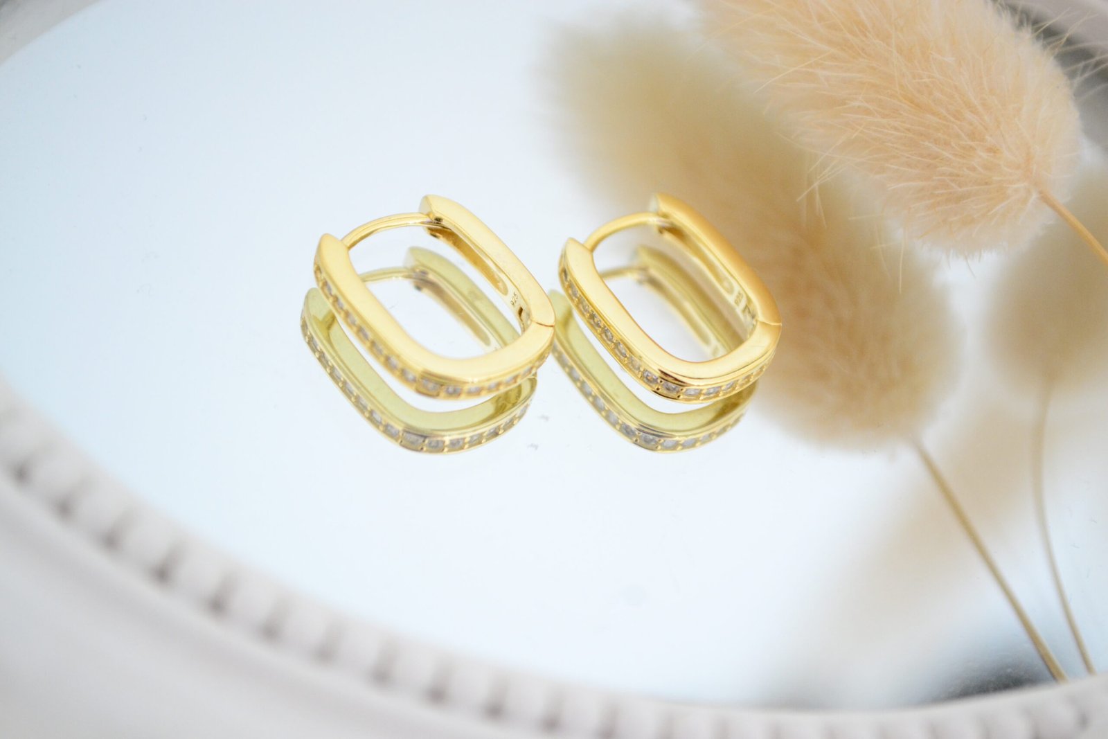 Aros JUDITH Doré: Huggies Rectangulares con Línea de Cúbics