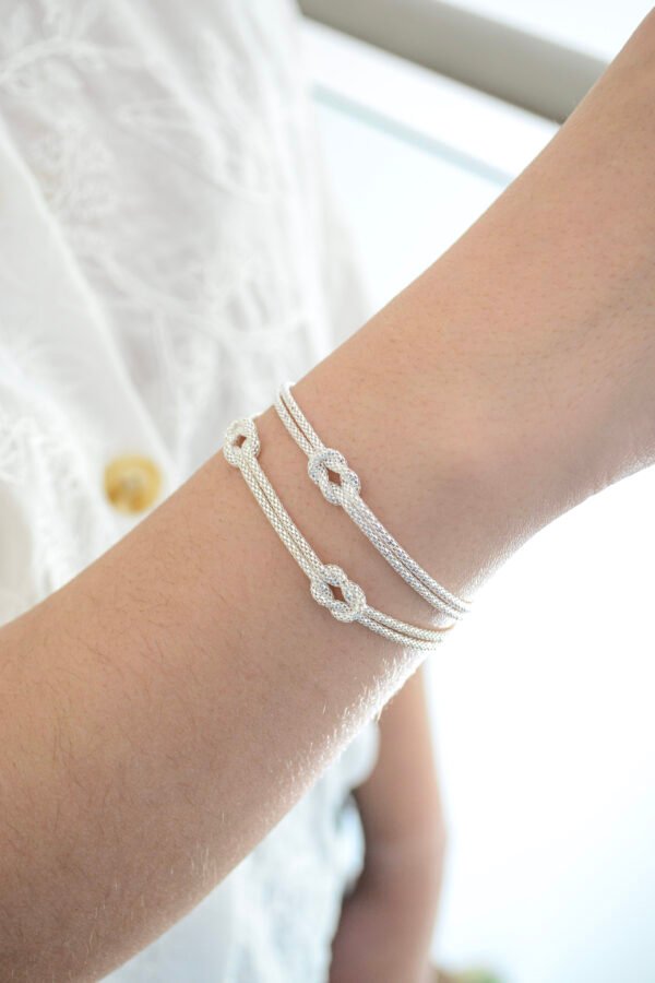Pulsera CLEOPATRA: Doble Trama Pochoclo Enlazada en el Centro con un Nudo - Imagen 3