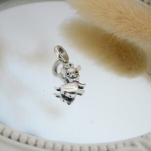 Dije Charm Perrito Chihuahua con Detalles Esmaltados