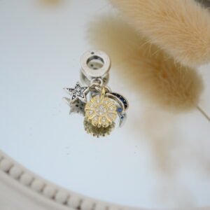 Dije Charm Triple Amuleto: Luna con Cúbics Azules / Flor Dorada con Cúbics Cristal / Estrella con Cúbics Cristal