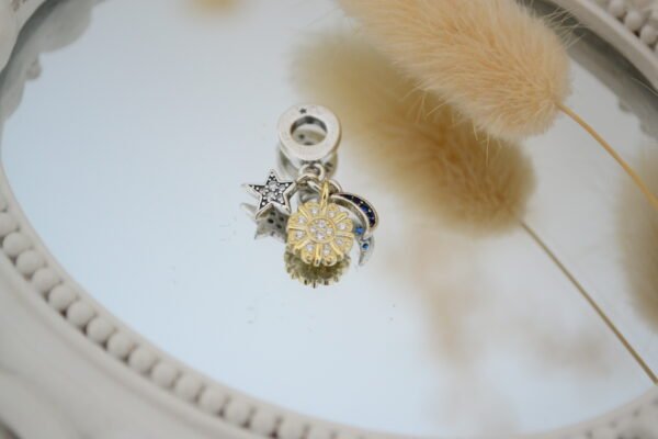 Dije Charm Triple Amuleto: Luna con Cúbics Azules / Flor Dorada con Cúbics Cristal / Estrella con Cúbics Cristal
