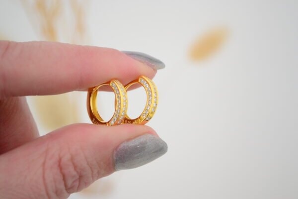 Aros ATENEA: Huggies Lisos 15mm con Cúbics Engarzados en Frente y Costado - Baño Doré Gold - Imagen 2