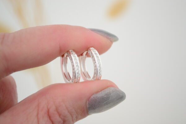 Aros ATENEA: Huggies Lisos 15mm con Cúbics Engarzados en Frente y Costado - Imagen 2
