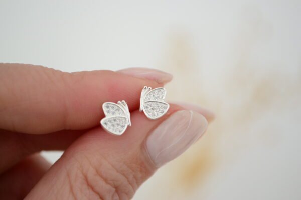 Aros IRIS: Maripositas Pasantes con Detalle de Micro Cúbics Cristal en toda la superficie