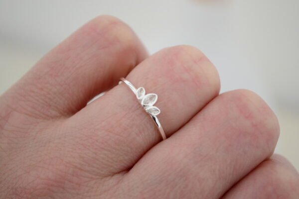 Anillo LYRA: Estilo Coronita con 3 Cúbics Centrales - Imagen 2