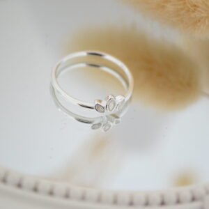 Anillo LYRA: Estilo Coronita con 3 Cúbics Centrales