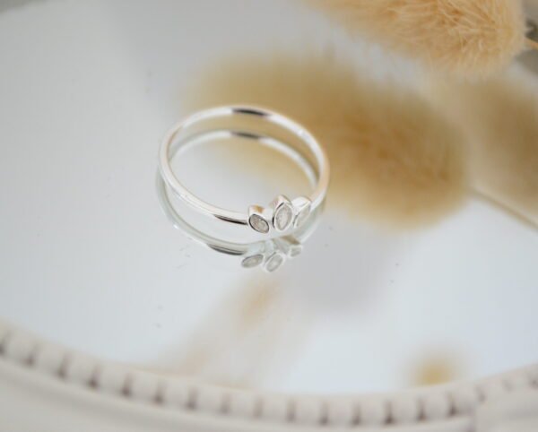 Anillo LYRA: Estilo Coronita con 3 Cúbics Centrales