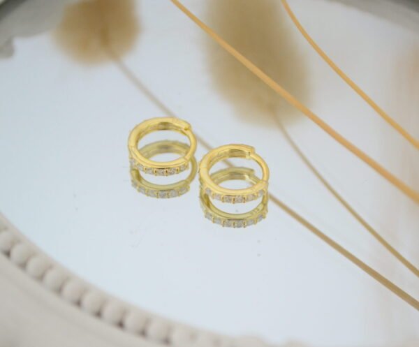 Aros MARIANELA: Mini Huggies 10mm con Línea de Cúbics en toda la Superficie