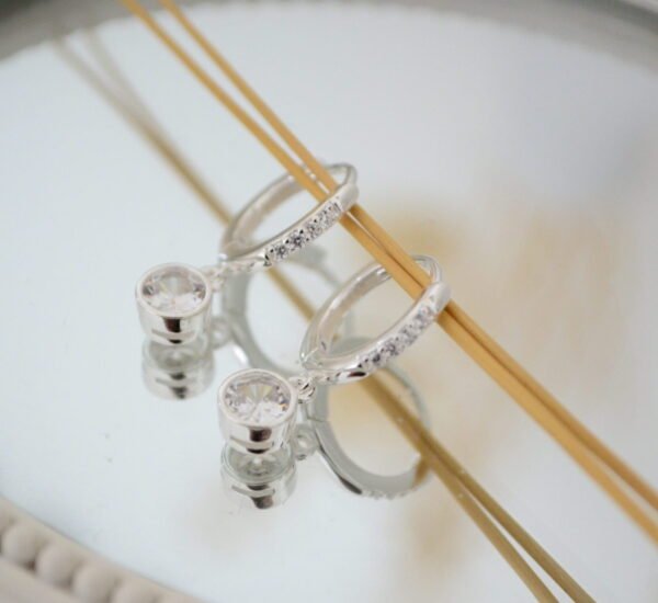 Aros IARA: Huggies con Línea de Microcúbic de 14mm con Dije Cúbics Cristal 6mm Estilo Susanito Colgando