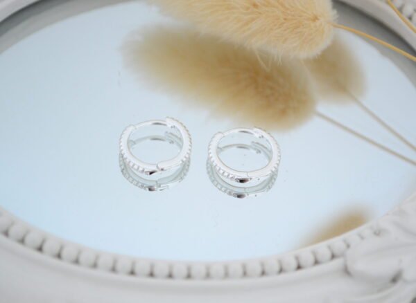 Aros AURA: Huggies 14mm con Línea de Cúbics Cristal Engarzados Adelante y Atras
