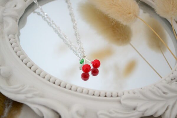 Gargantilla con Cerezas Esmaltadas Acero Blanco
