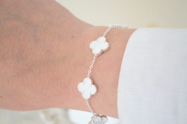 Pulsera con Dijes TRÉBOL VAN CLEEF Simil Nácar Acero Blanco